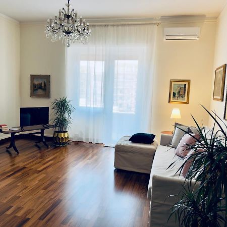 Elegant Apartment In City Center Cagliari Buitenkant foto