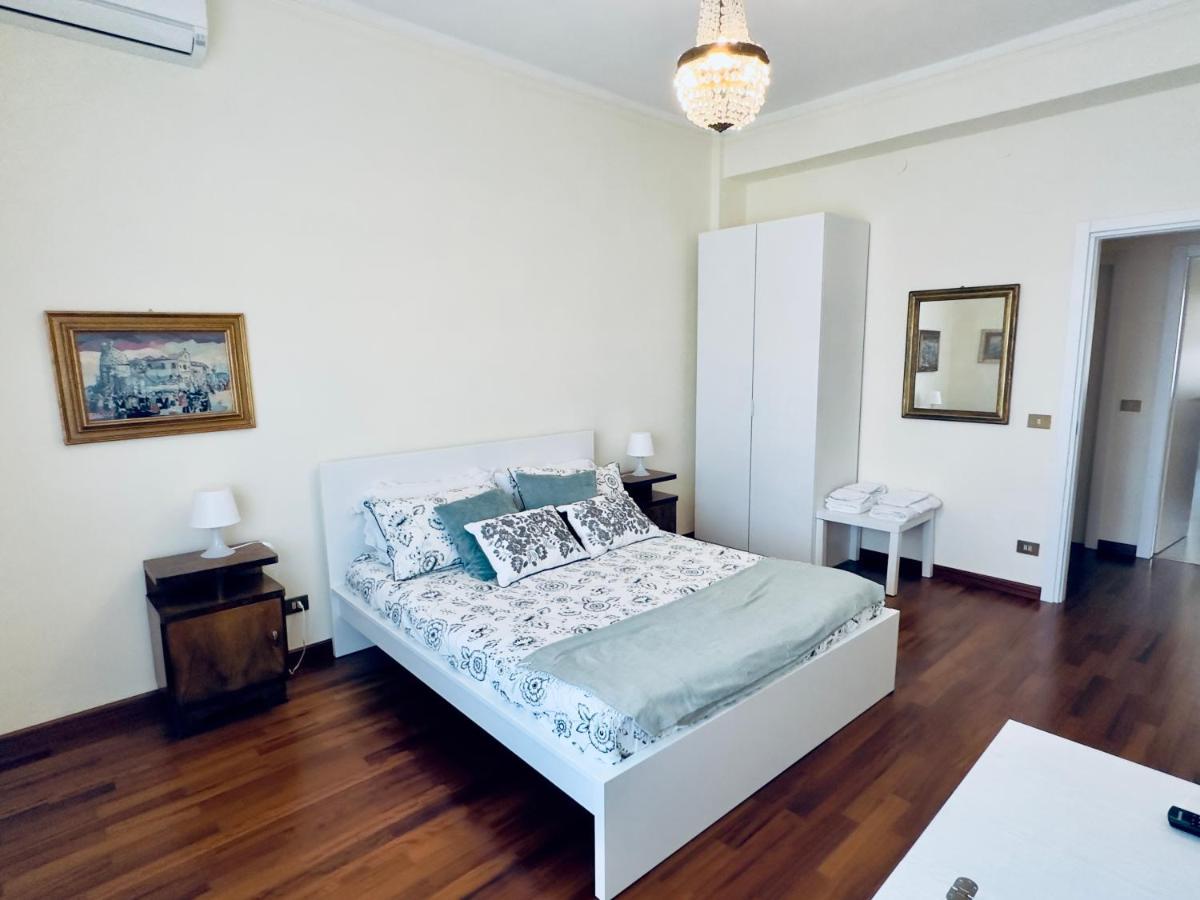 Elegant Apartment In City Center Cagliari Buitenkant foto