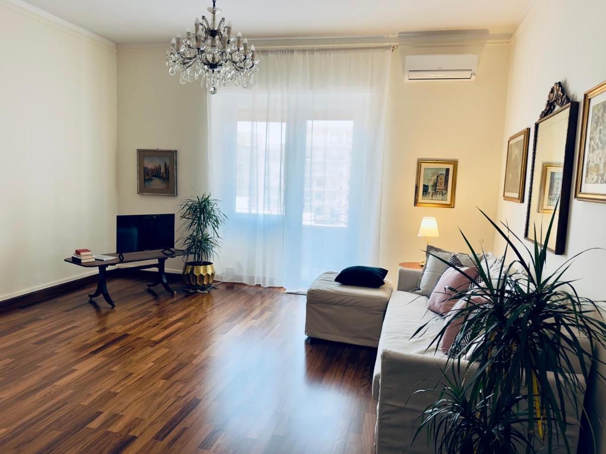 Elegant Apartment In City Center Cagliari Buitenkant foto