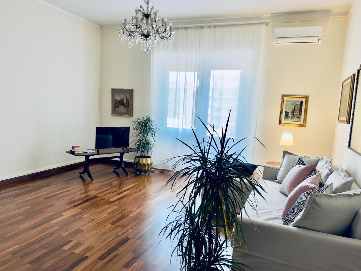Elegant Apartment In City Center Cagliari Buitenkant foto