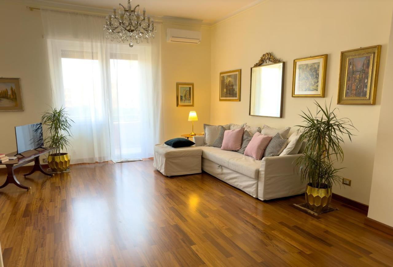 Elegant Apartment In City Center Cagliari Buitenkant foto