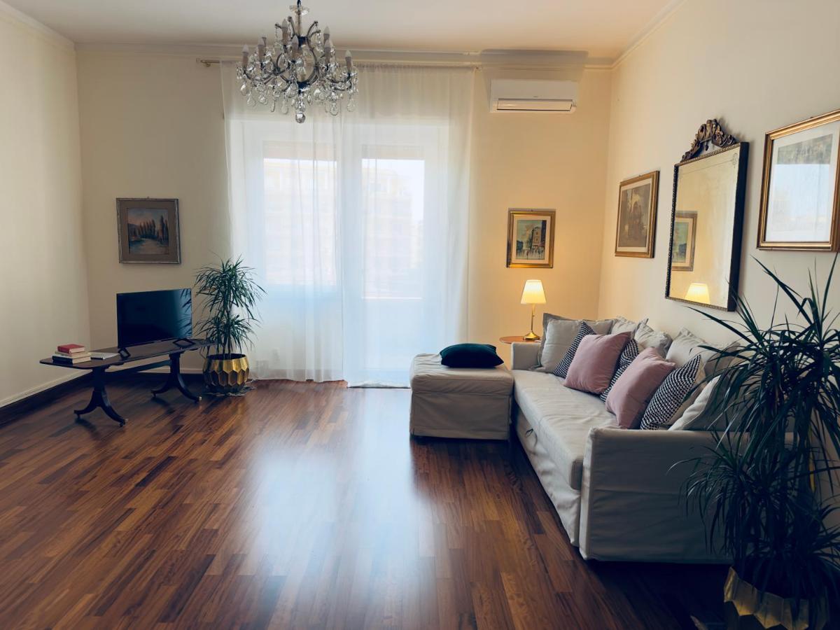 Elegant Apartment In City Center Cagliari Buitenkant foto