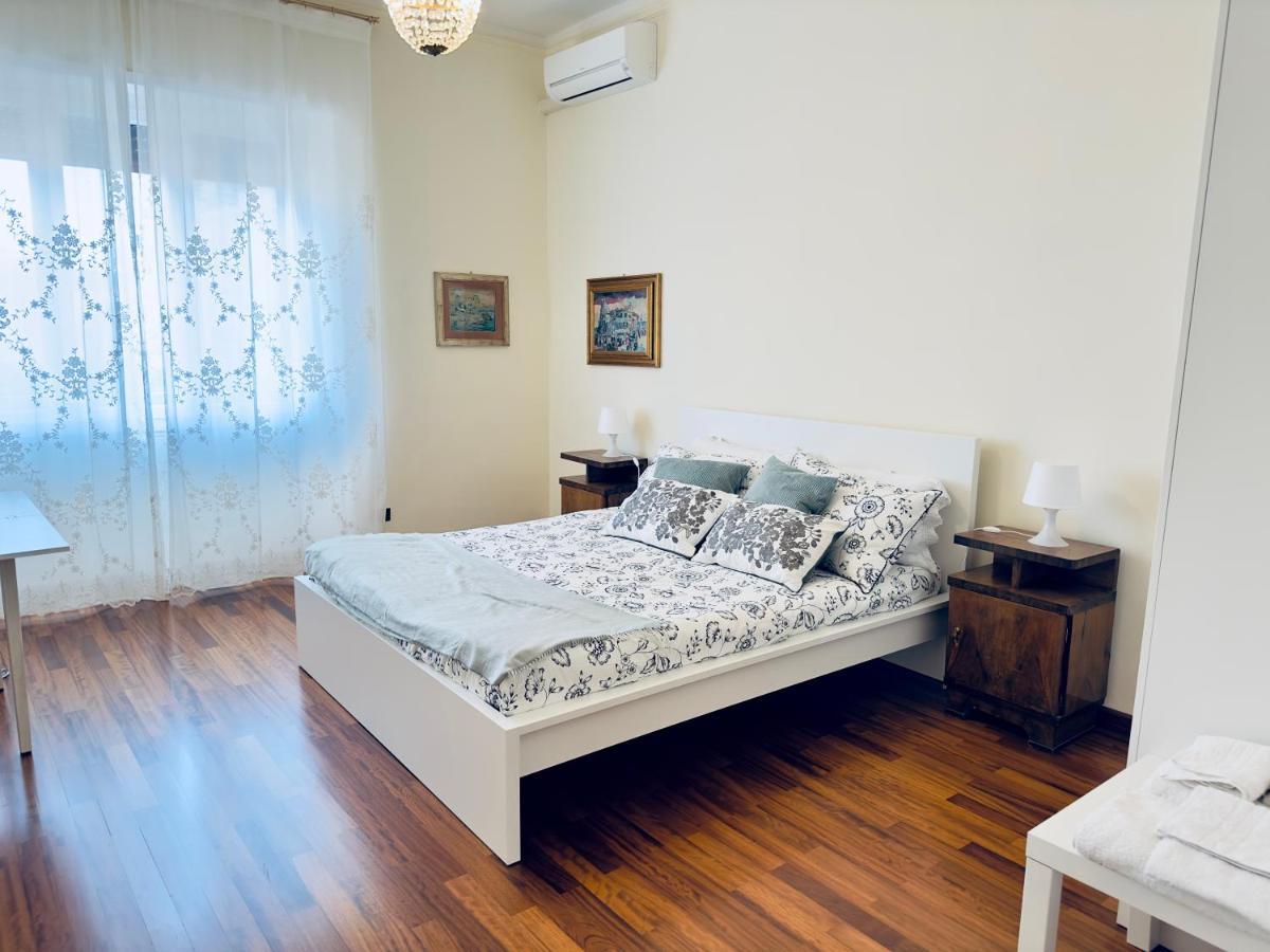 Elegant Apartment In City Center Cagliari Buitenkant foto